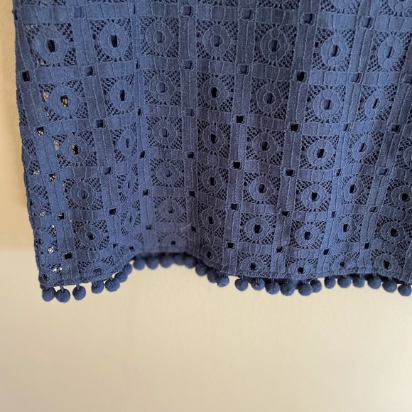 Banana Republic Navy Short Sleeved Eyelet Lace Top. Size L - Picture 2 of 7